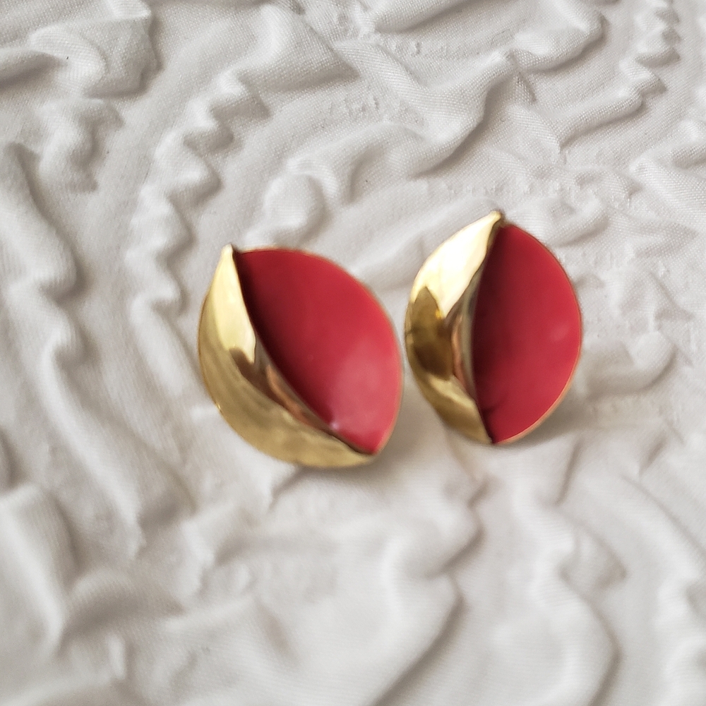 Beautiful Vintage Red gold tone earrings